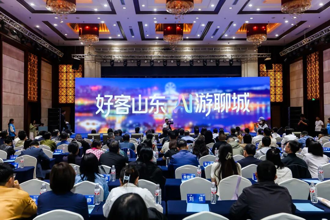 嘉宾参观AI文旅创新产品