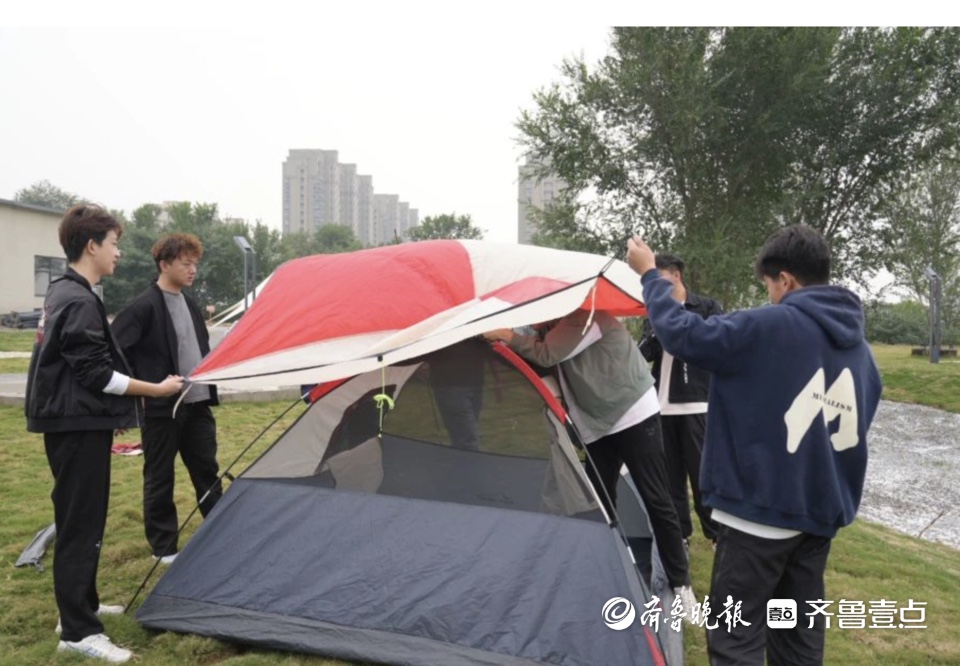 山东旅游职业学院党委书记闫向军正接受齐鲁晚报·齐鲁壹点记者专访
