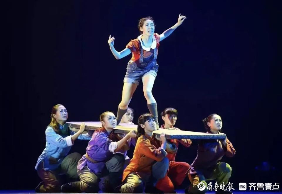 学生们正尝试营地搭建项目