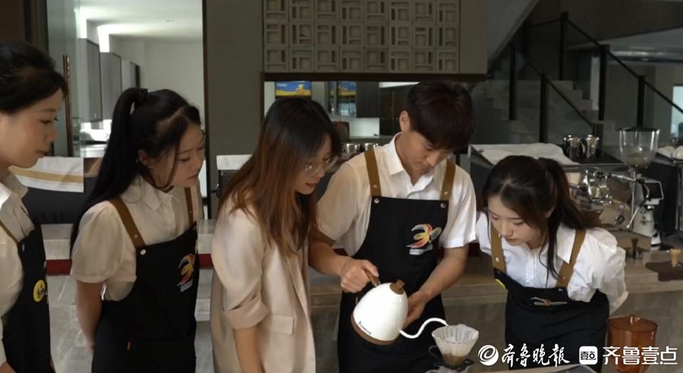 山东旅游职业学院教师张婕在课堂上展示案例