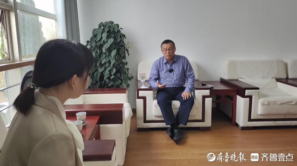 山东旅游职业学院教师张懿卓带领学生进行咖啡冲煮训练