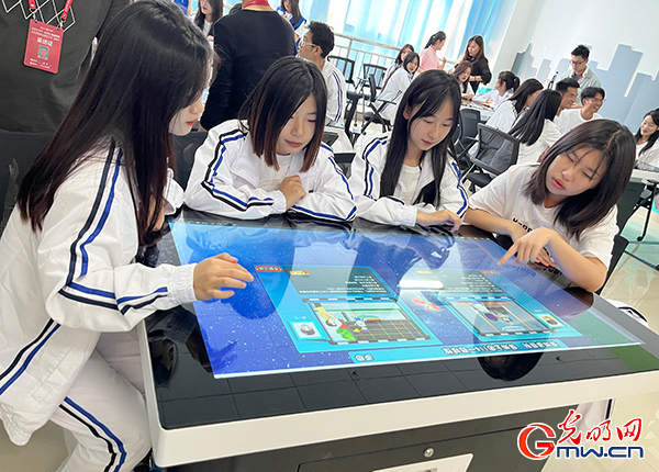 学生在智慧旅游实训室学习（光明网记者 张倩/摄）