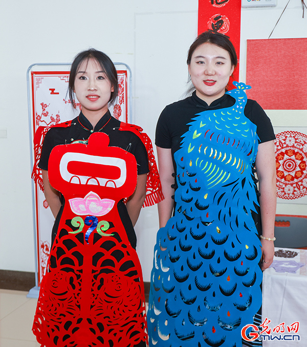于佳禾（右）与同学展示剪纸作品（主办方供图）