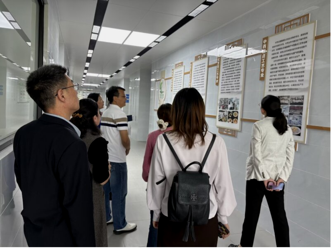 广东培正学院管理学院调研团队参观山东旅游职业学院实训室