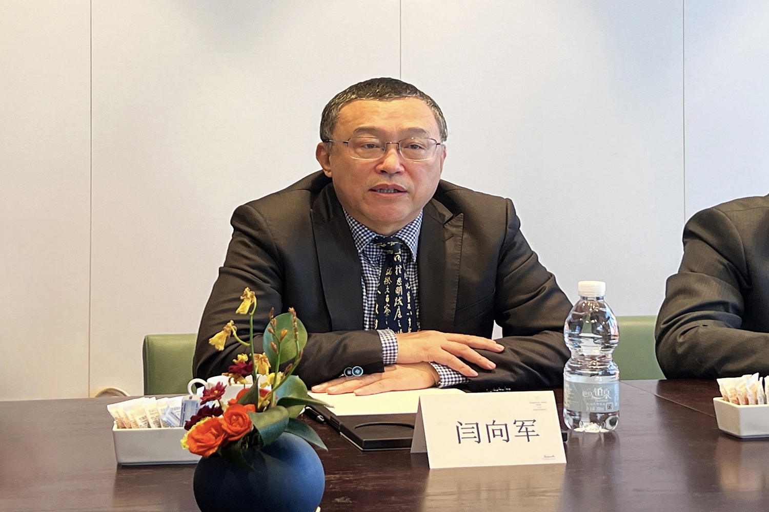 双方会面