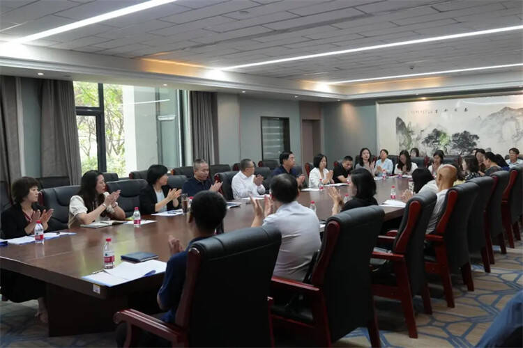 闫雪梅对知联会今后发展思路进行汇报并作表态发言。她表示知联会将严格落实学院党委对知联会工作的要求，扎扎实实地开展各项工作，发挥好桥梁纽带作用，组织会员在人才培养、文化传承、社会服务等方面献计出力，努力把知联会建设成为党外知识分子学习交流、成长成才、施展才华的温馨家园和坚实平台，为党外知识分子多办事、办实事、办好事，为学院的发展贡献一份力量。