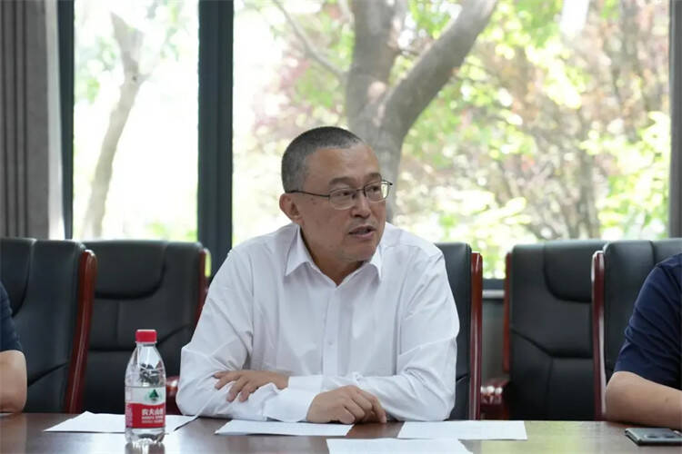 闫向军在讲话中对知联会的成立表示热烈祝贺。他强调，知联会的成立是学院党委贯彻落实新时代党的统一战线工作要求的重要举措，是学院政治生活和事业发展中的一件大事。对知联会的发展，他着力提出了三点期望：一是提高政治站位，强化思想引领。要着力深化新时代党的统一战线思想教育，努力提高履行职责的能力和水平。二是聚焦中心任务，彰显担当作为。要紧紧围绕学院改革发展中心工作和行业发展需求开展各类专题调研活动，凝聚智慧、建言献策。三是加强自身建设，提升服务效能。要加强组织规范性建设，认真履行“学习教育、培养人才、建言献策、服务社会、联谊交友”的基本职能，围绕职能细化工作举措。既要注重人才培养，发现和培养优秀人才，更要加强服务学院、服务行业、服务社会的本领提升，着力发挥好“意见箱”和“沟通渠道”功能，助力学校和地方各项事业的高质量发展。