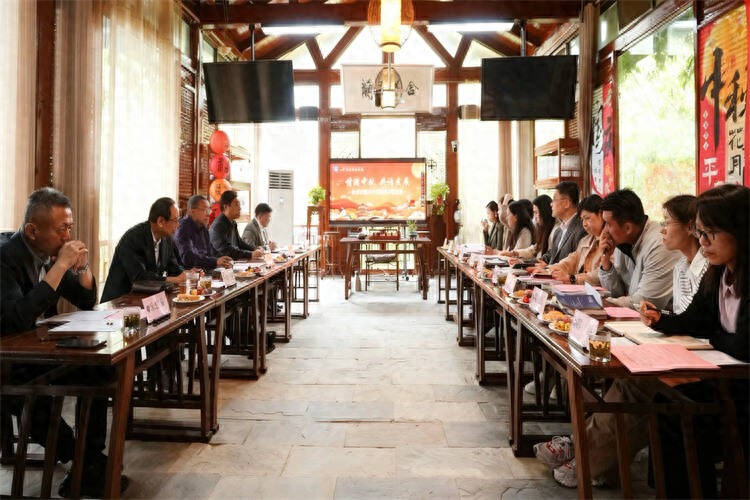 座谈会上，闫向军首先感谢党外知识分子长期以来对学院事业发展的大力支持和作出的积极贡献。他强调，学院党委高度重视统战工作，每年都列专项活动经费，多年来一以贯之、常抓不懈。他表示，各位代表的发言准备充分、思考深入、建议中肯，充分体现了大家的责任担当和真知灼见，为学院科学编制“十五五”规划提供了宝贵参考。他强调，“十五五”时期是学院迈向高质量发展的关键五年，必须准确把握职业教育发展面临的新形势和新要求，特别是要积极拥抱人工智能等科技变革，将其深度融入教育教学、人才培养、管理服务全过程。希望党外知识分子继续发扬优良传统，立足岗位，发挥优势，凝心聚力，在自我业务能力提升上锻造敢于引领的“真本领”，在聚焦学院发展大局、服务行业发展中展现“新作为”，以更加务实、创新的姿态全身心地投入学院的转型中，向着建成“国内一流、世界知名”的旅游职业院校的目标奋勇迈进。