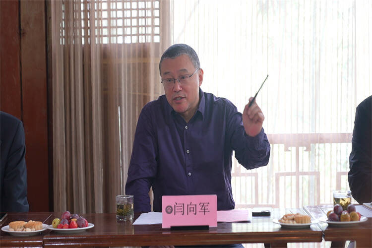 座谈过程中，邢学军领学了《求是》杂志2025年5月发表的重大理论文章《推动新时代统战工作高质量发展的根本遵循》。马保烈通报了学院“十五五”规划起草工作的相关安排。来自不同部门和系部的党外知识分子代表更是踊跃发言，他们结合自身工作实际，围绕课程体系重塑、教学方法改革、AI技术应用、校企协同创新、智慧校园服务、职业培训品牌构建及师资队伍提升等多维度，为学院高质量发展积极建言献策。
